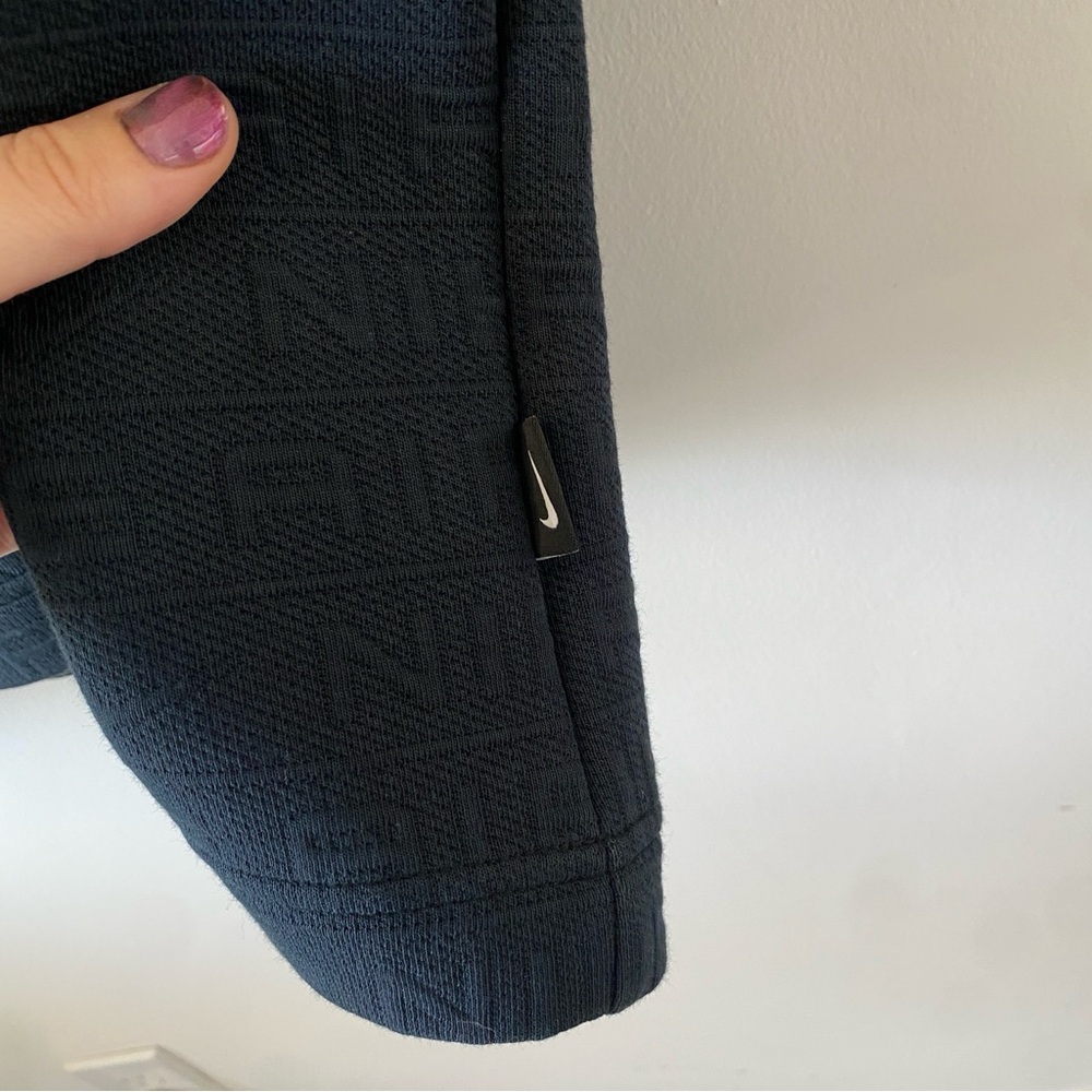 Nike Air Embossed black shirt - Picture 8 of 10